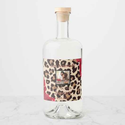 Moderne Animal Print Rote Rose "Just Married" Alkoholflaschenetikett (Vorderseite)
