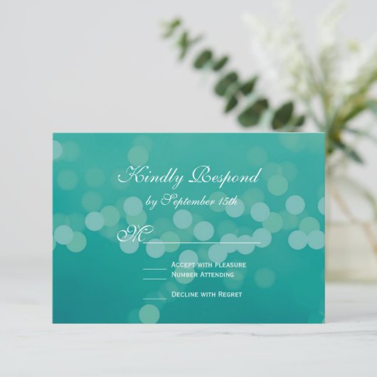 Moderne Aqua Blue Green Bokeh Wedding RSVP Cards (Stehend Vorderseite)