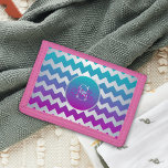 Moderne Aquamarine Lila Rosa Ombre Zigzag Linien & Tri-fold Geldbeutel<br><div class="desc">Modernes,  personalisiertes Design mit silbernen Zickzacklinien auf aquamarin/lila/gradienten Hintergrund. Der Text ist vollständig anpassbar.</div>