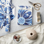 Moderne Aquarellfarbe mediterrane blaue Fliesen Geschenkpapier<br><div class="desc">Mit unserem modernen Watercolor Mediterranean Blue Tiles Wrapping Paper können Sie Ihre Geschenke mit Eleganz ausstatten. Dieses Verpackungspapier zeichnet sich durch ein atemberaubendes Aquarelldesign der klassischen mediterranen blauen Fliesen aus, das den Charme der Küste mit einer modernen Drehung einnimmt. Ideal zum Verpacken von Brautparty-Geschenken oder besondere Anlass-Geschenken, fügt es eine...</div>