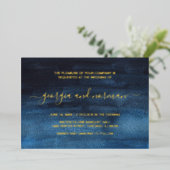 Moderne Aquarellfarben-Navy-Blue-Wedding Gold Folieneinladung (Stehend vorne)