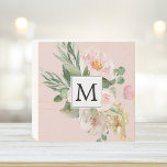 Moderne Aquarellfarben Rosa Blume Mit Monogramm Holzkisten Schild<br><div class="desc">Moderne Aquarellfarben Rosa Blume Mit Monogramm</div>