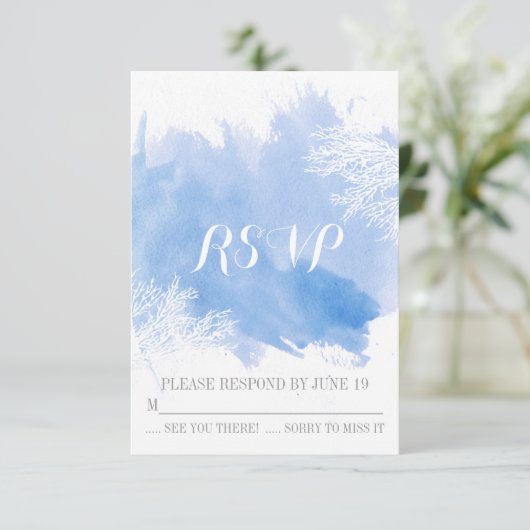 Moderne Aquarellkorallenriff Blaue Hochzeit RSVP (Stehend Vorderseite)