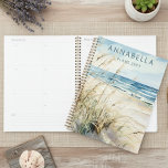 Moderne Aquarellküste Privatstrand Planer<br><div class="desc">Behalt deinen Tagesplan mit diesem Stranddesign stilvoll. Dieses einfache Design zeichnet sich durch ein wunderschönes Aquarelldesign aus,  das sanfte Gezeiten und sanftes Waschen an einer Sandküste und zartes Meeresgras bietet. Ideal für Strandliebhaber. Erstellt von der einfachen Farmhouse Press.</div>