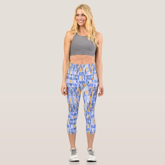 Moderne Aquarelltribale-Dreiecke in blauem Gold Capri Leggings (Vorderseite)