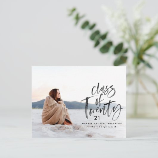 Moderne Aquarelltypografie Graduate Foto invita Einladungspostkarte (Stehend Vorderseite)