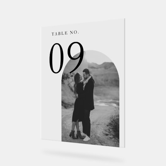 Moderne Arch Couple's Foto Wedding Tischnummer Acrylschild (Winkel)