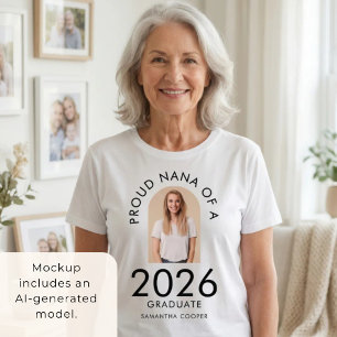 Moderne Arch-Foto Stolz Nana von Absolvent 2026 T-Shirt