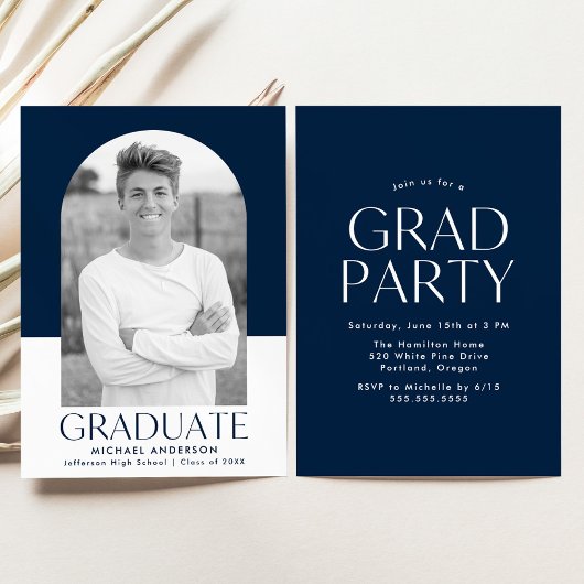 Moderne Arch Navy Color Block Graduation Party Einladung