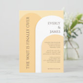 Moderne Arch Wedding Einladung in warm Gelb (Stehend Vorderseite)