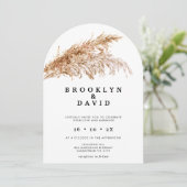 Moderne Arched Boho Pampas Grass Wedding Einladung (Stehend Vorderseite)