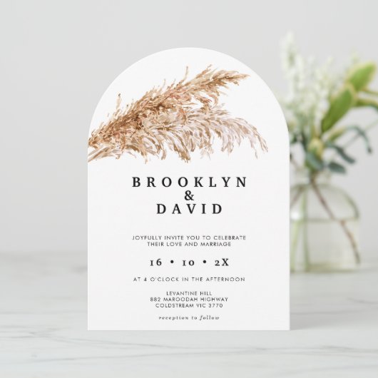 Moderne Arched Boho Pampas Grass Wedding Einladung (Stehend Vorderseite)