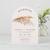 Moderne Arched Pampas Grass Wedding Einladung (Stehend Vorderseite)