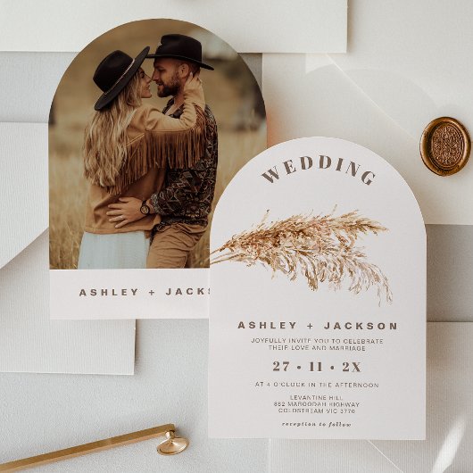 Moderne Arched Pampas Grass Wedding Einladung