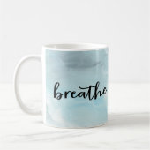 Moderne atmen blaue Typografie inspirierend Kaffeetasse (Links)
