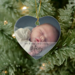 Moderne Baby-Fotos Erste Weihnachten Keramik Ornament<br><div class="desc">Personalisieren Sie Ihre Lieblings-Fotos,  Name und Datum,  um eine einzigartige Erinnerung und Geschenk für ein erstes Weihnachtsfest zu schaffen. Ein schöner Sake um Ihre neue Ankunft zu feiern! Entwickelt von Thisisnotme©</div>