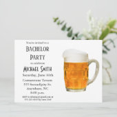 Moderne Bachelor Party Beer Cheers Einladung (Stehend Vorderseite)