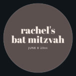 Moderne Bat Mitzvah Herbst Braun Personalisiert Runder Aufkleber<br><div class="desc">Dieser personalisierte Bat-Mizwa-Aufkleber hat einen reich braunen Hintergrund mit sanfter elfenbeinfarbener Typografie und einem sauberen,  modernen Layout. Passen Sie den Namen und das Datum an,  um sie auf Partygeschenken,  Umschlägen,  Dankeschön-Tüten oder Partyverpackungen während der gesamten Feier zu verwenden. Das</div>