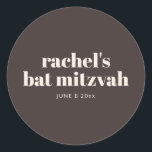 Moderne Bat Mitzvah Herbst Braun Personalisiert  Runder Aufkleber<br><div class="desc">Dieser personalisierte Bat-Mitzvah-Aufkleber zeigt einen reichen braunen Hintergrund mit sanfter Elfenbein-Cream-Typografie und einem sauberen, modernen Layout. Passen Sie den Namen und das Datum an, um es auf Gefallen, Umschläge, Dankeschön-Tüten oder Party-Verpackungen während der gesamten Feier zu verwenden. Das runde Format und die neutrale Farbpalette koordinieren leicht mit passendem Schreibwaren und...</div>