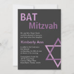 Moderne Bat Mitzvah Invitititiation - Dunkelgrau u Einladung<br><div class="desc">Eine moderne Bat Mitzvah Einladung,  die die Worte Bat Mitzvah an der Spitze und lila Star von David.</div>