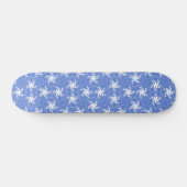 Moderne Batikmuster Weiße Jasmin-Blüten Skateboard (Horizontal)