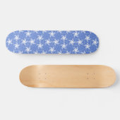Moderne Batikmuster Weiße Jasmin-Blüten Skateboard (Horizontal)