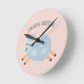 Moderne Beauty Pastel rosa Schaf und Kindername Runde Wanduhr (Winkel)