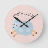 Moderne Beauty Pastel rosa Schaf und Kindername Runde Wanduhr (Vorderseite)