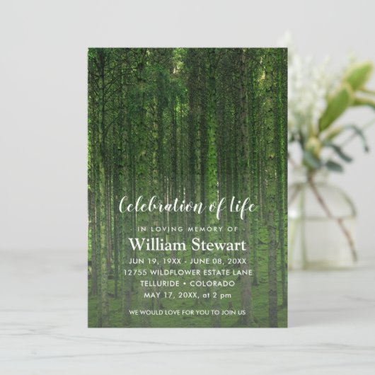 Moderne Beerdigung | Feiern des grünen Waldes Einladung (Stehend Vorderseite)