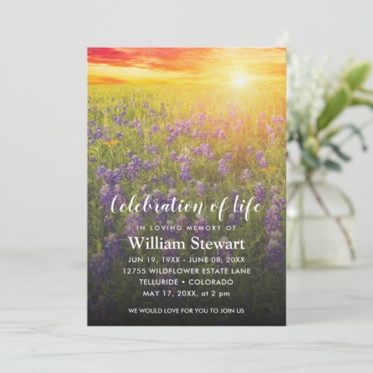 Moderne Beerdigung | Feiern zur Wildblume des Lebe Einladung (Stehend Vorderseite)