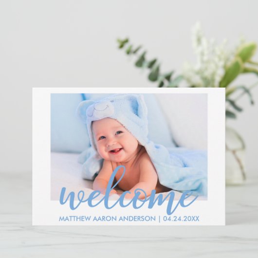 Moderne Begrüßung Neue Baby Boy Blue Card Ankündigung (Stehend Vorderseite)