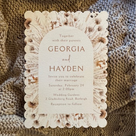 Moderne Beige Boho Wildblume Wedding Einladung