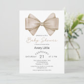 Moderne Beige Bow Babydusche Einladung (Stehend Vorderseite)