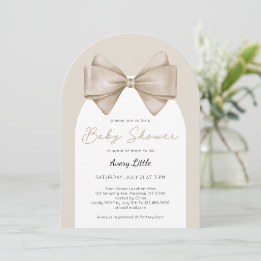 Moderne Beige Bow Boho Babydusche Einladung (Stehend Vorderseite)