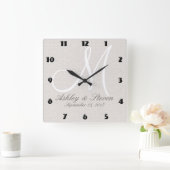 Moderne Beige des Monogramm-| Quadratische Wanduhr (Zuhause)