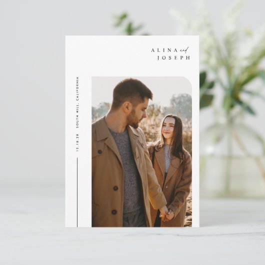 Moderne Beige Foto Hochzeit Einladung (Stehend Vorderseite)