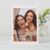 Moderne Beige Gingham Foto Graduation Party Einladung (Stehend Vorderseite)