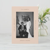 Moderne beige Hochzeit Just Married Foto Elopement Ankündigung (Stehend Vorderseite)