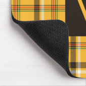 Moderne Beige Karierte Karo Muster Monogram Mousepad (Ecke)