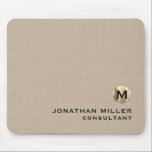 Moderne Beige Linen Brushed Gold Monogram Mousepad<br><div class="desc">Fügen Sie dem Arbeitsbereich mit diesem personalisierten beige- und goldfarbenen Mauspad eine Touch von Raffinesse hinzu. Die klassische Blocktypografie und die gebürstete Metallic-Monogramm-Medaille mit Ihrem Initial, Namen und Titel oder Text Ihrer Wahl machen sie zu einem perfekten Accessoire für Ihre Zuhause oder Ihr Büro. Die glatte Oberfläche und die rutschfeste...</div>
