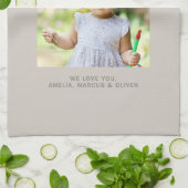 Moderne Beige Mama Kinder Foto Muttertag Geschirrtuch (Gefaltet)