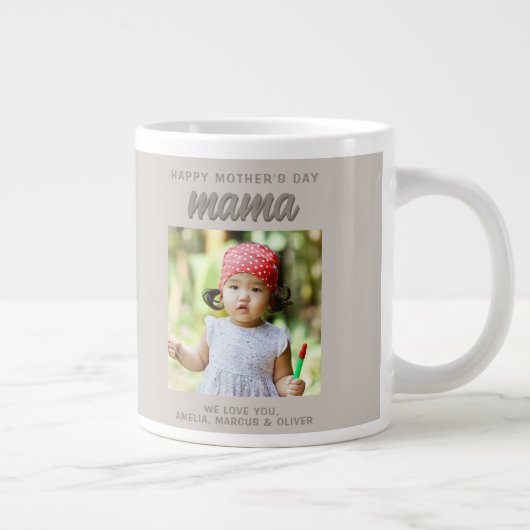 Moderne Beige Mama Kinder Foto Muttertag Jumbo-Tasse (Rechts)