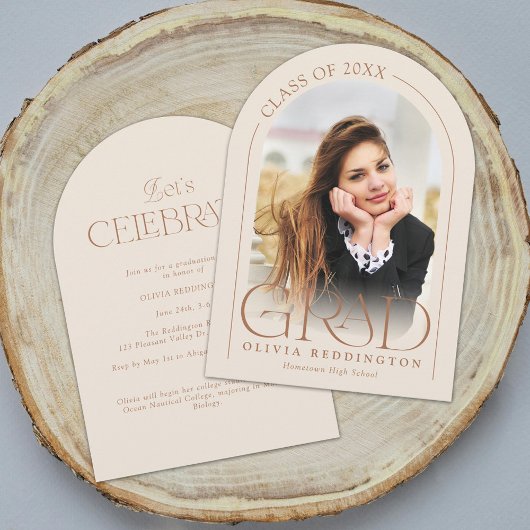 Moderne Beige Minimal Foto Arch Graduation Party Einladung