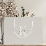 Moderne Beige Monogram Bridesmaid Vorschlag Gift B Große Geschenktüte<br><div class="desc">Hochzeitsgeschenk- und Brautparty-Geschenktasche mit klassisch modernem Monogramm mit individuellem Original und Namen.</div>