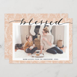 Moderne Beige Pine Boughs Elegantes Script Minimal Feiertagskarte