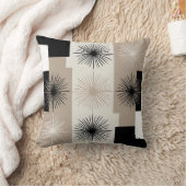 Moderne Beige, Schwarz-weiße Sternexplosion Minima Kissen (Decke)