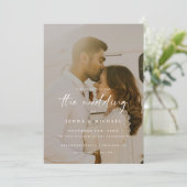 Moderne Beige Script 2-Foto Hochzeit Einladung (Stehend Vorderseite)