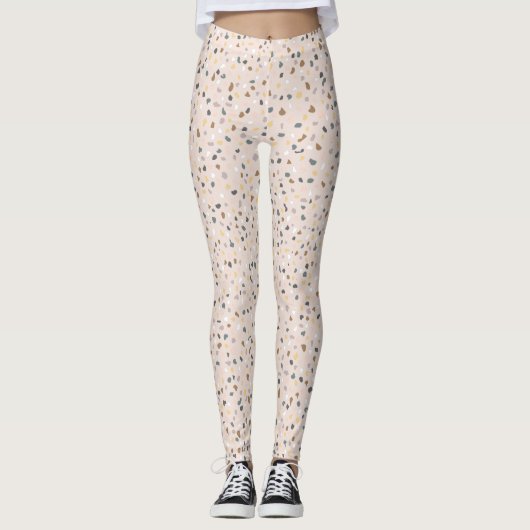 Moderne beige Terrazzo Muster Leggings (Vorderseite)