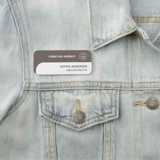 Moderne benutzerdefinierte Logos-Taupe-Mitarbeiter Namensschild (Beispiel)