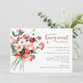 Moderne Berry Sweet Strawberry Baby Dusche Einladung (Stehend Vorderseite)